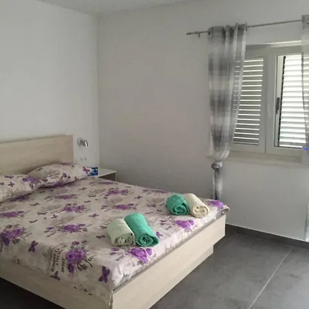 Hotel Memories New Studio 200 M From Beach Pirovac